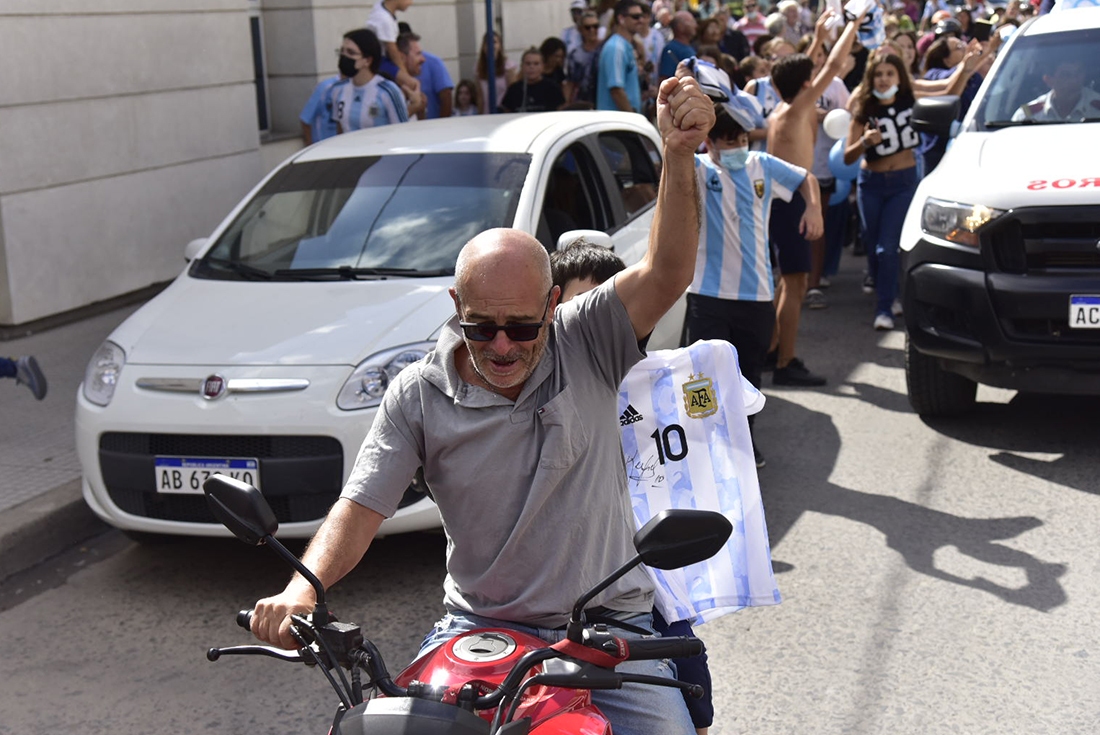 Caravana en homenaje a Mario Alberto Kempes en Bell Ville