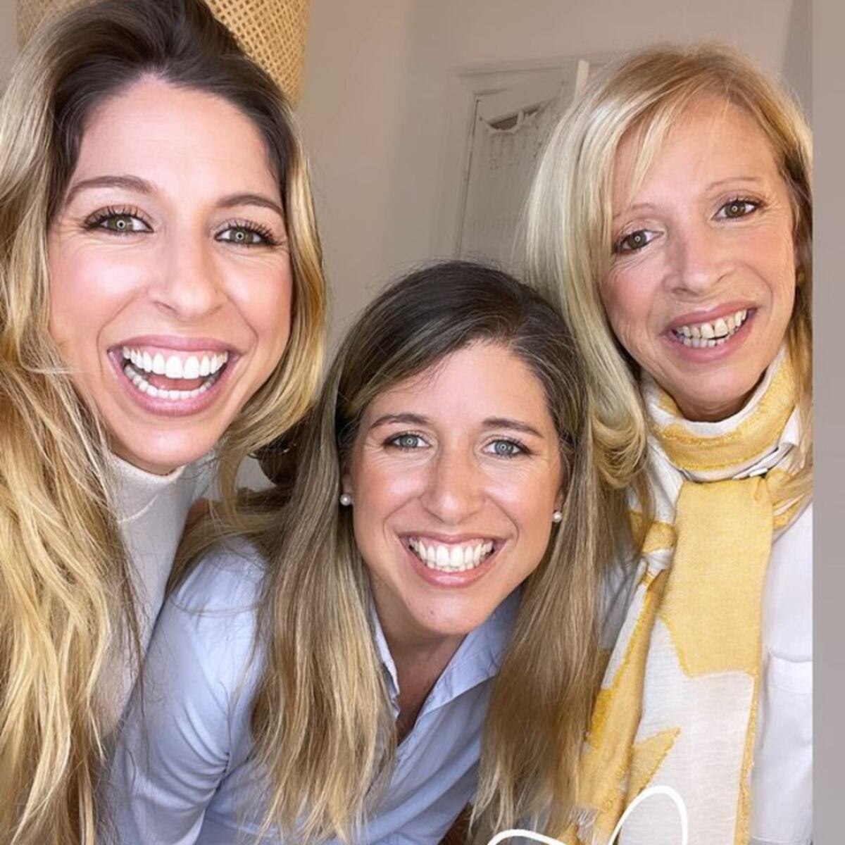 Florencia Bertotti, su hermana y su madre. (Instagram)