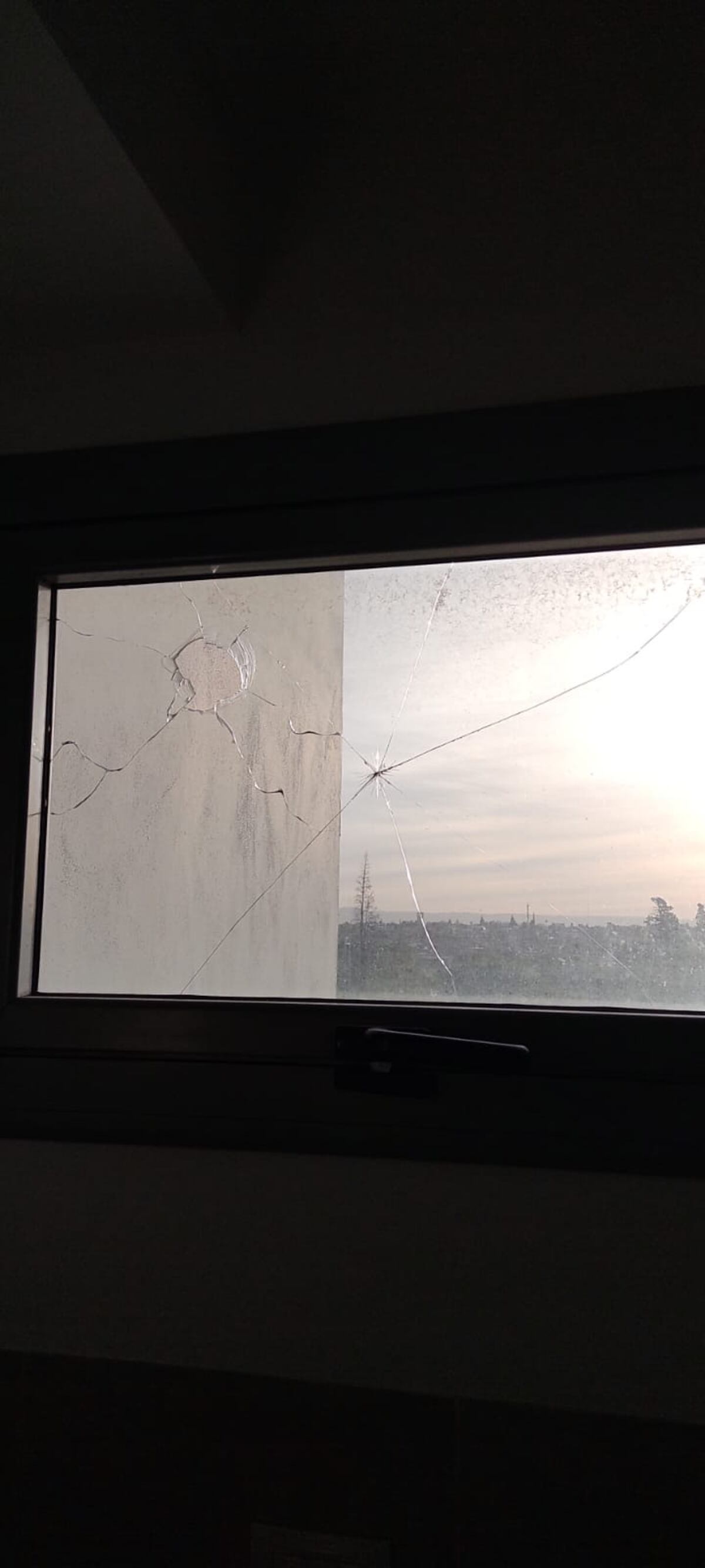 Vidrios rotos en el edificio desde donde filmaron los robos y arrebatos en la Plaza de las Américas. (Twitter)