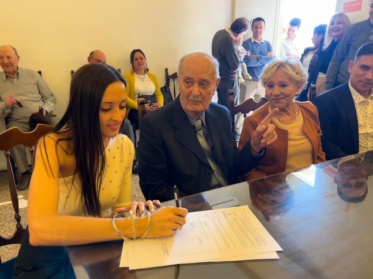 Liria y Emilio, en el Registro Civil, de casamiento (Gentileza familiar)