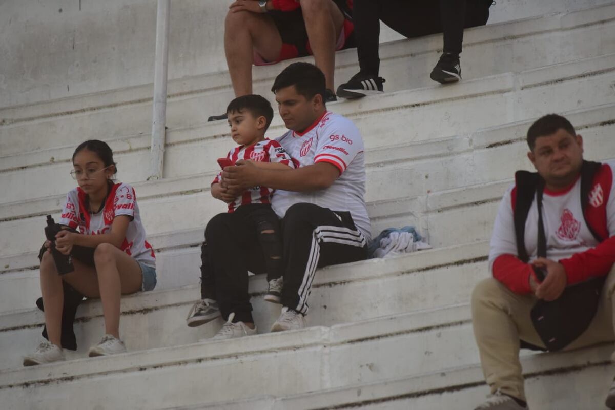 Copa Córdoba. Los hinchas de Instituto en el Monumental de Alta Córdoba, antes del partido con Talleres. (Javier Ferreyra / La Voz)
