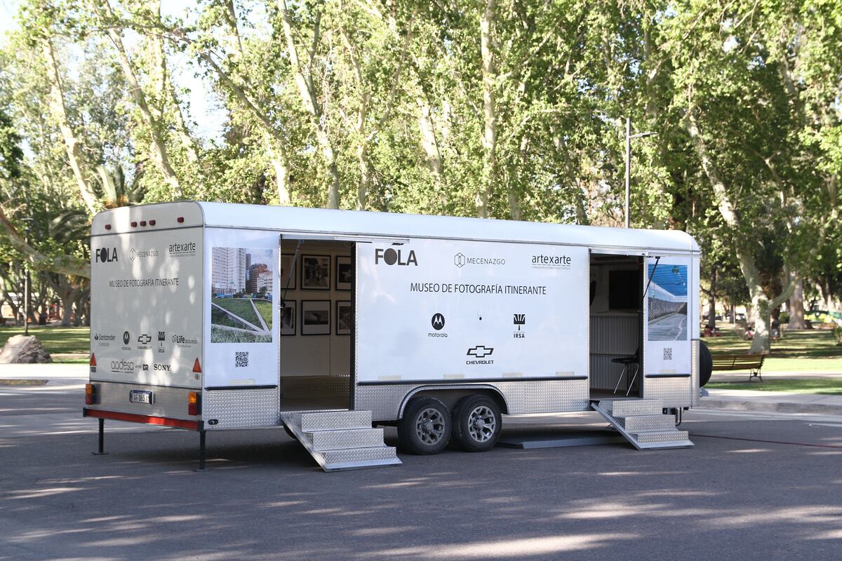 El Museo Itinerante de Fotografía es un tráiler que contiene una sala de exposición ambulante.