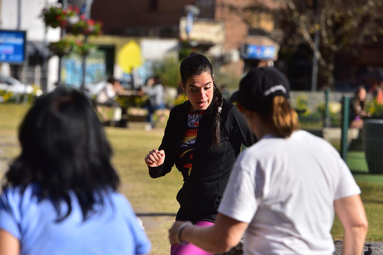 Héroes y heroínas / "Las de la Plaza", es el nombre del grupo de personas que baila en la Plaza de la Intendencia en Córdoba, con la conducción de Natalia Vilatta, profesora de danza. (José Gabriel Hernández / La Voz)