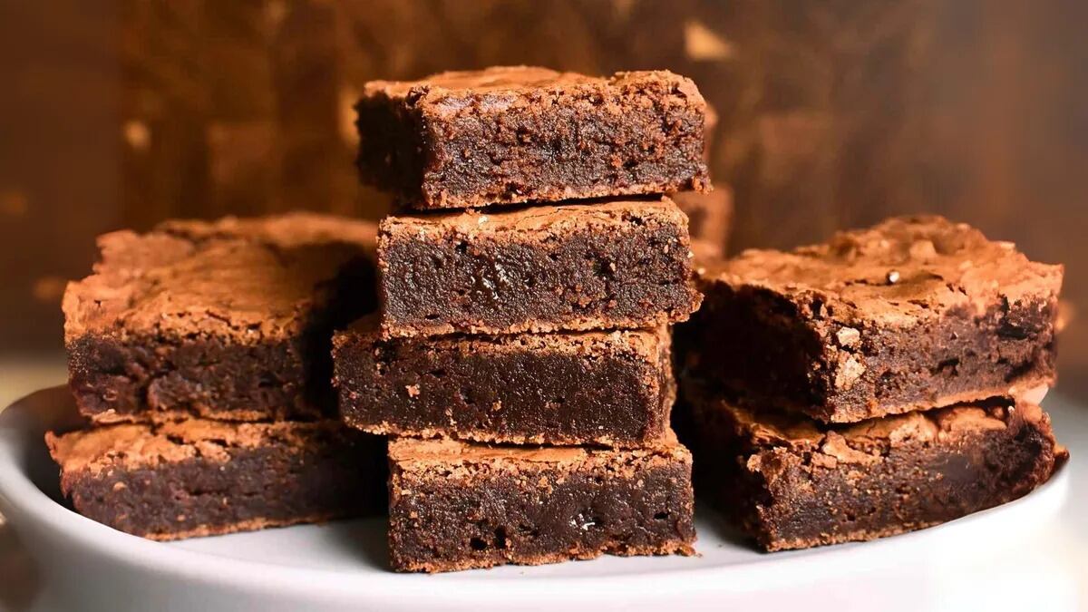 Brownie de chocolate: la receta clásica con seis ingredientes y el truco para que quede húmedo