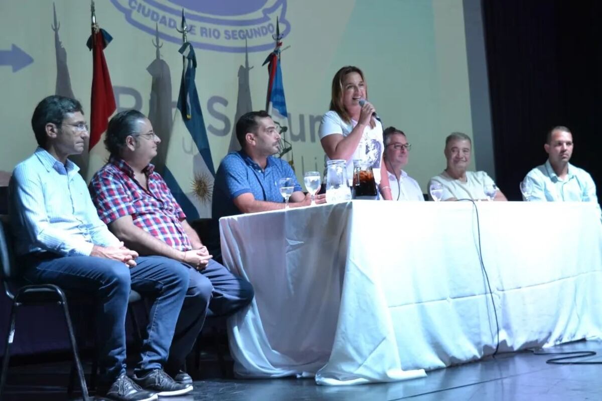 Intendentes y jefes comunales se reunieron con funcionarios provinciales para elevar, de manera conjunta, las necesidades más urgentes de cada uno de los pueblos y ciudades.