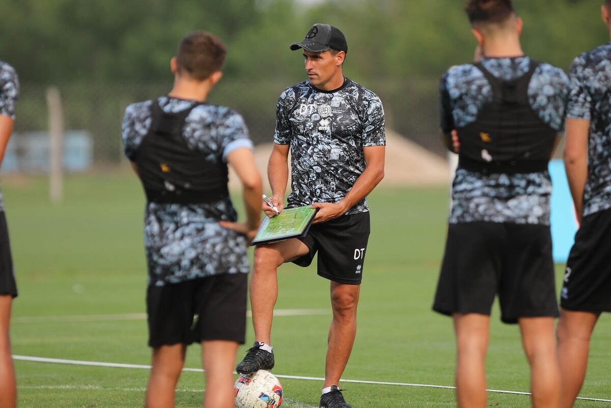 Guillermo Farré y un plantel muy competitivo (Prensa Belgrano)