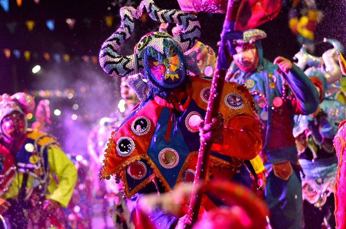 Muchos meses de meticuloso trabajo demanda la confección de cada traje de "diablo" para lucir en los carnavales de Jujuy.