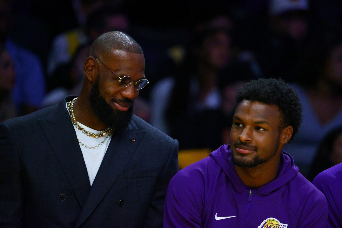 LeBron James se perdió un partido inaugural de temporada por primera vez en sus 23 años en la NBA. (AP)