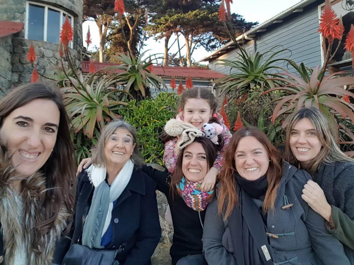 Alejandra Tuma con mamá Susana, sus hermanas Gabriela, Mariana y Diana, y Mía, su sobrina. Su mamá ha sido la gran inspiradora. (Gentileza)