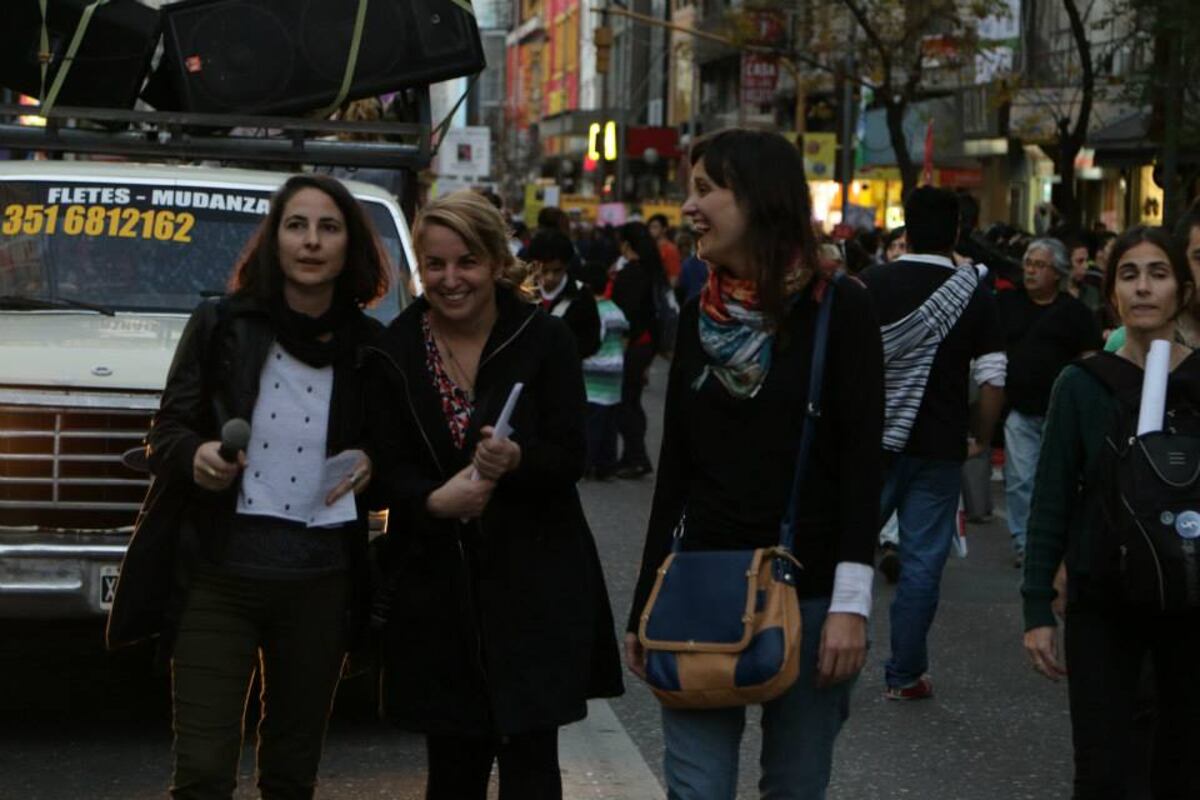 Carla Barbero (izquierda), Julieta Fantini (centro), Natalia Ferreyra (derecha) en la marcha de 2015.