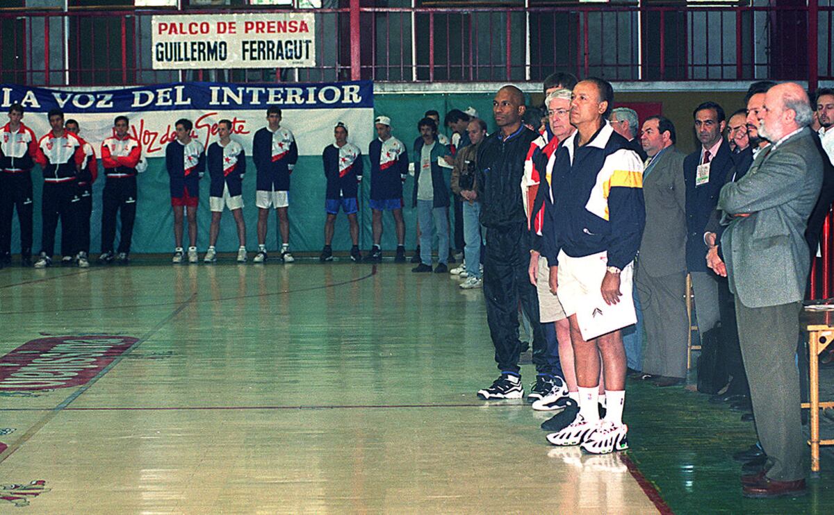 Lenny Wilkens pasó por Córdoba en 1996 para dictar una clínica de básquet, un mes después de conducir a Estados Unidos en la medalla de oro en los Juegos Olímpicos de Atlanta. (La Voz / Archivo)