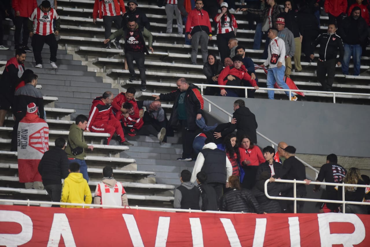 Peleas entre hinchas de Instituto en la platea Ardiles. (José Gabriel Hernández / La Voz)