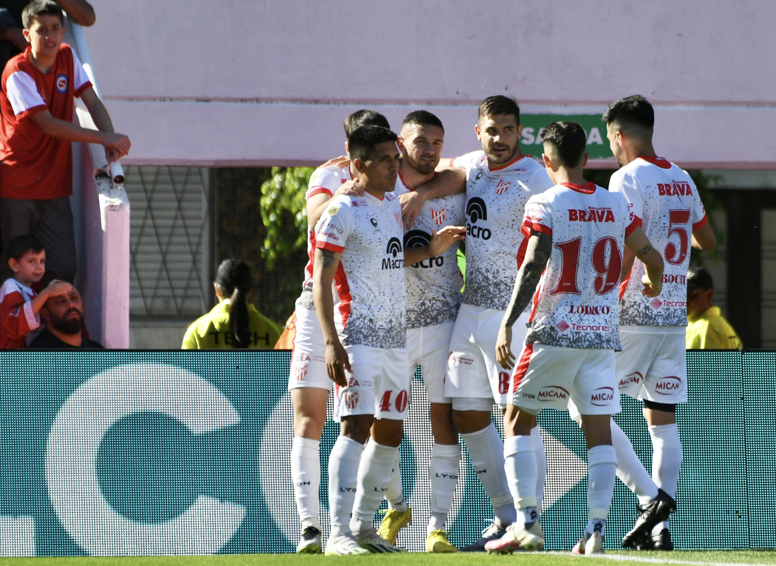 Instituto le ganó 2-1 a Argentinos Juniors y se aseguró por anticipado la permanencia en Primera División. (Fotobaires)