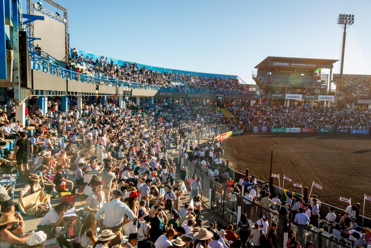 El anfiteatro José Hernández, con tribunas llenas para el campeonato de jineteada este miércoles. (La Voz).