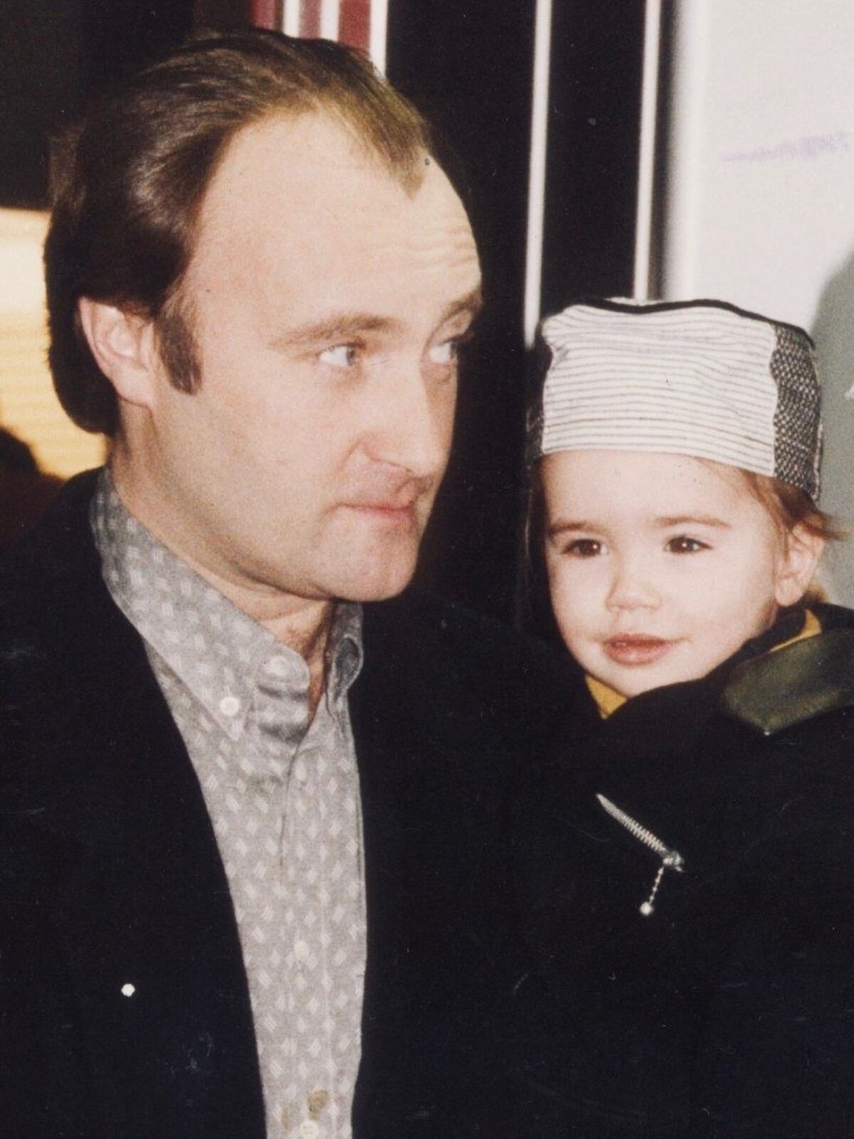Lily Collins de pequeña junto a su papá.