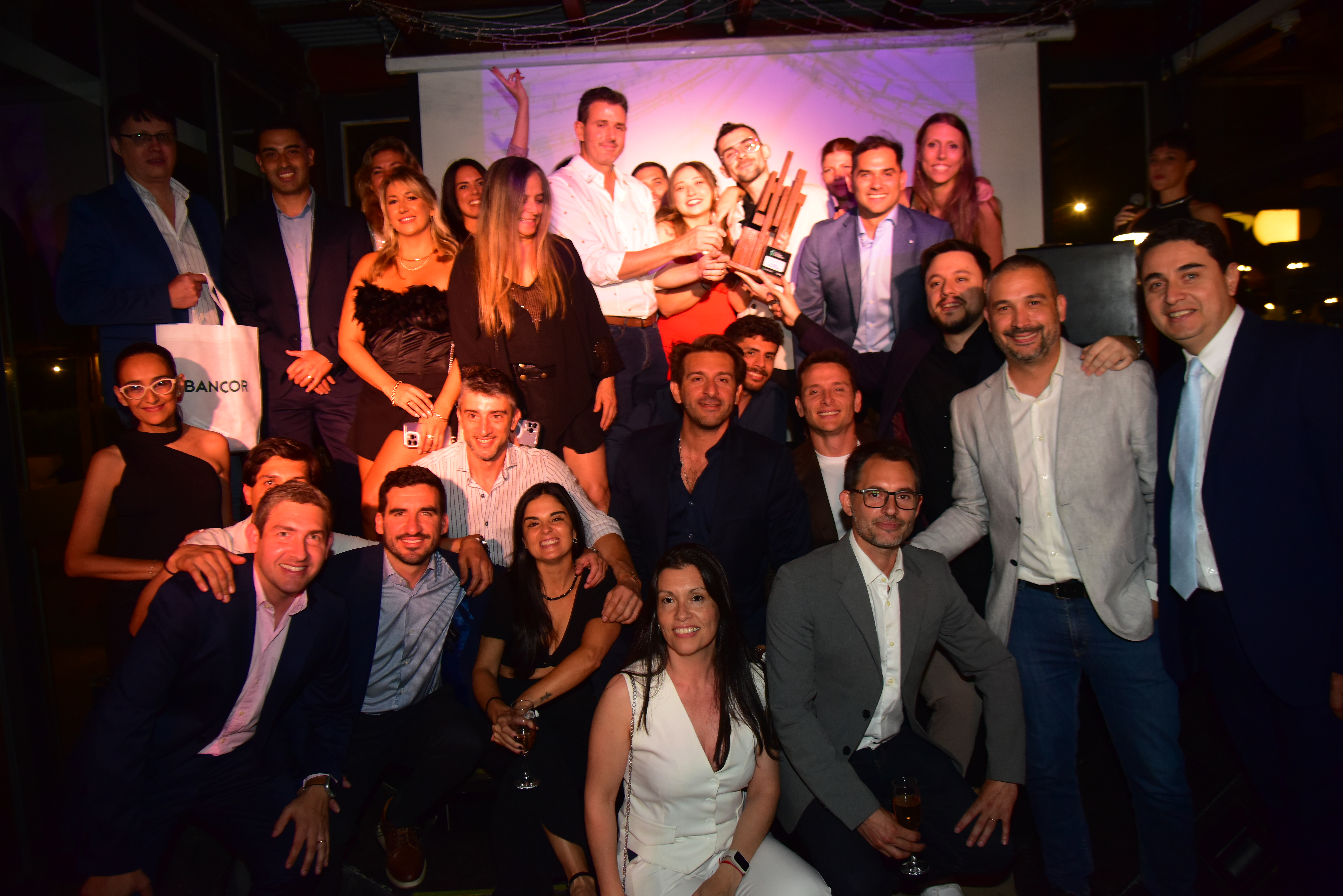 Martín Teicher, de Grupo Elyon y Ceduc, entregó el premio al equipo de La Inmo de Córdoba. (Javier Ferreyra)