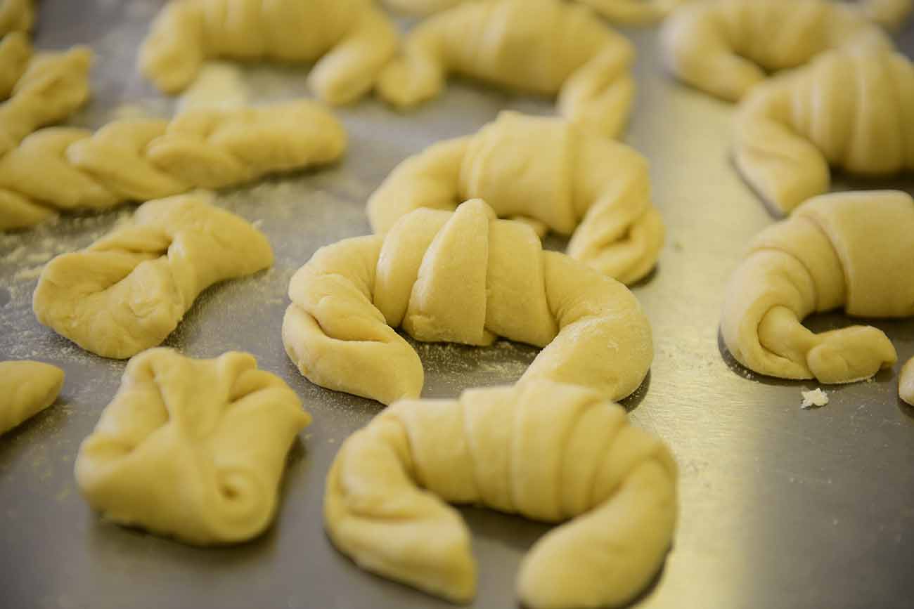 Cocina Escuela Solidaria. En medio de una crisis económica creciente, el Banco de Alimentos de Córdoba dicta talleres de cocina para referentes de los comedores sociales que asiste en la ciudad. (José Gabriel Hernández / La Voz)