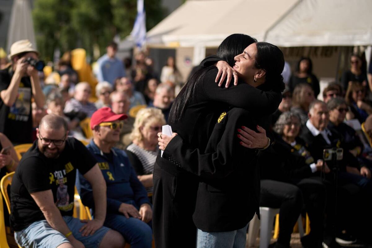 Shira Gvili, a la derecha, abraza a su madre Talik durante una manifestación para pedir el regreso de su hermano Ran Gvili, quien murió mientras luchaba contra Hamas, este viernes 23 de enero de 2026. (AP / Leo Correa)