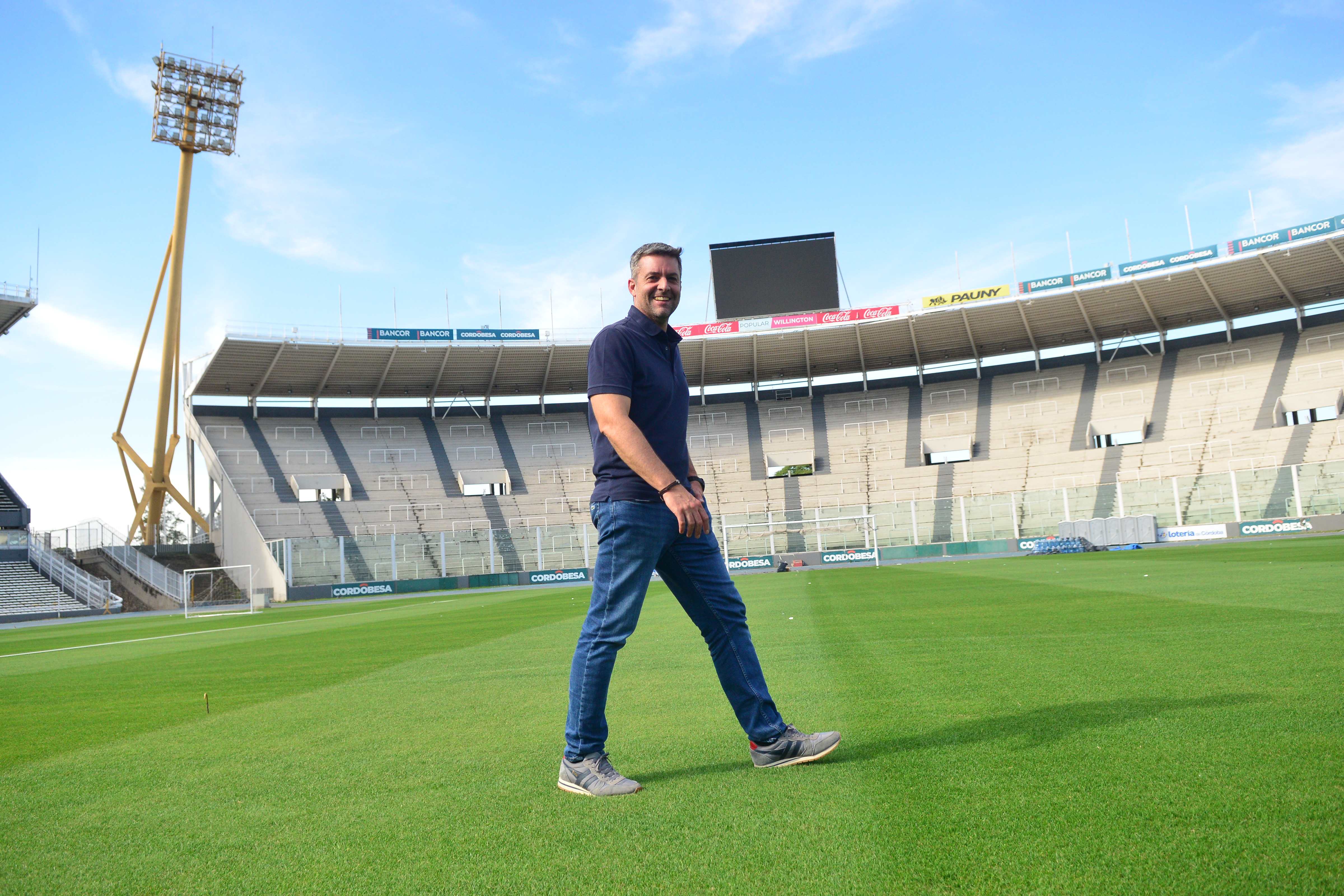 Agustín Calleri y el orgullo por un piso de primer nivel en la cancha del Kempes. (Javier Ferreyra / La Voz)