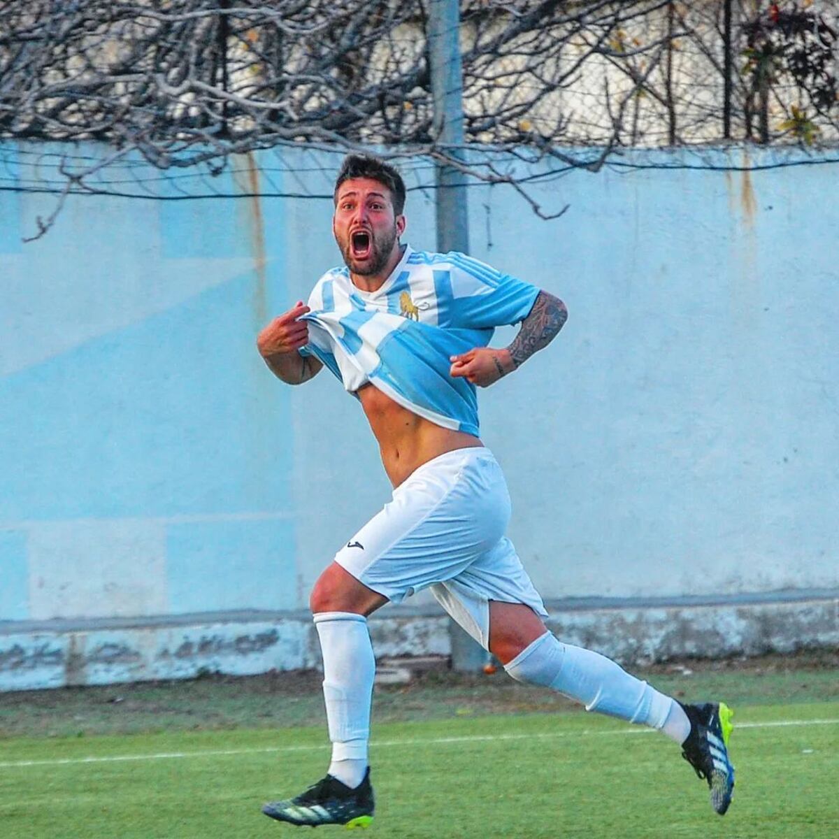 El defensor cordobés Diego Di Pietro logró ascender a la Serie D de Italia con Ilvamaddalena 1903.  Se formó en Instituto y pasó por Las Palmas. (Gentileza Diego Di Pietro).