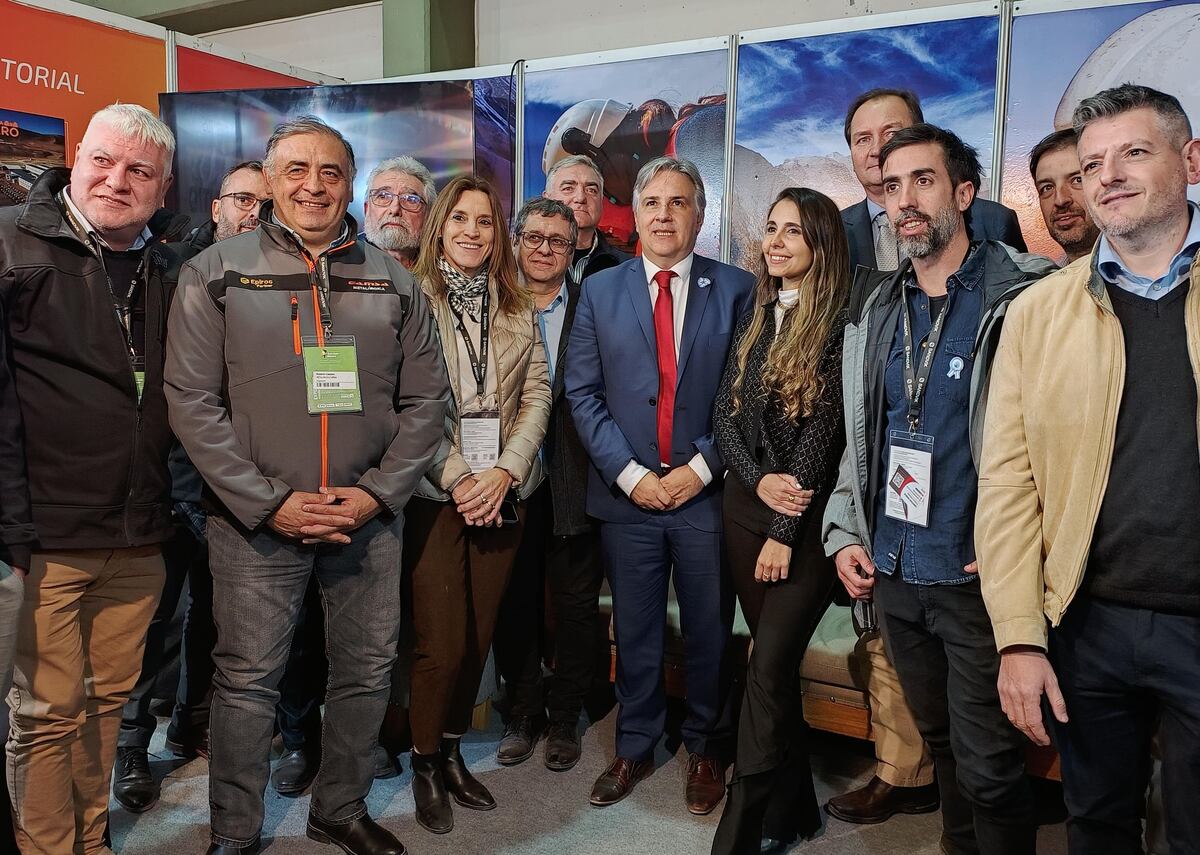 El gobernador de Córdoba con empresarios cordobeses en la Expo de San Juan.