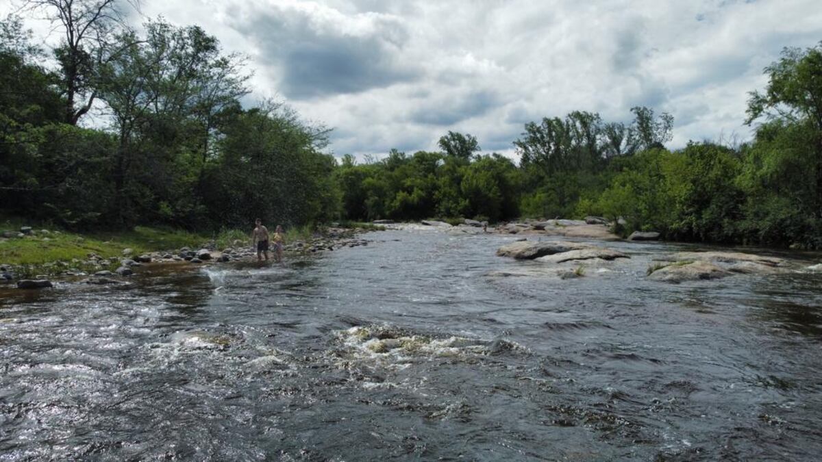 Postales del río Anisacate. (@asalto_aereo)