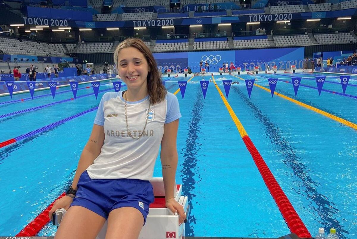 Cumpliendo un sueño. Delfina Pignatiello posa sonriente en la pileta olímpica. "Viviendo el sueño", posteó la nadadora. (@delfipignatiello)