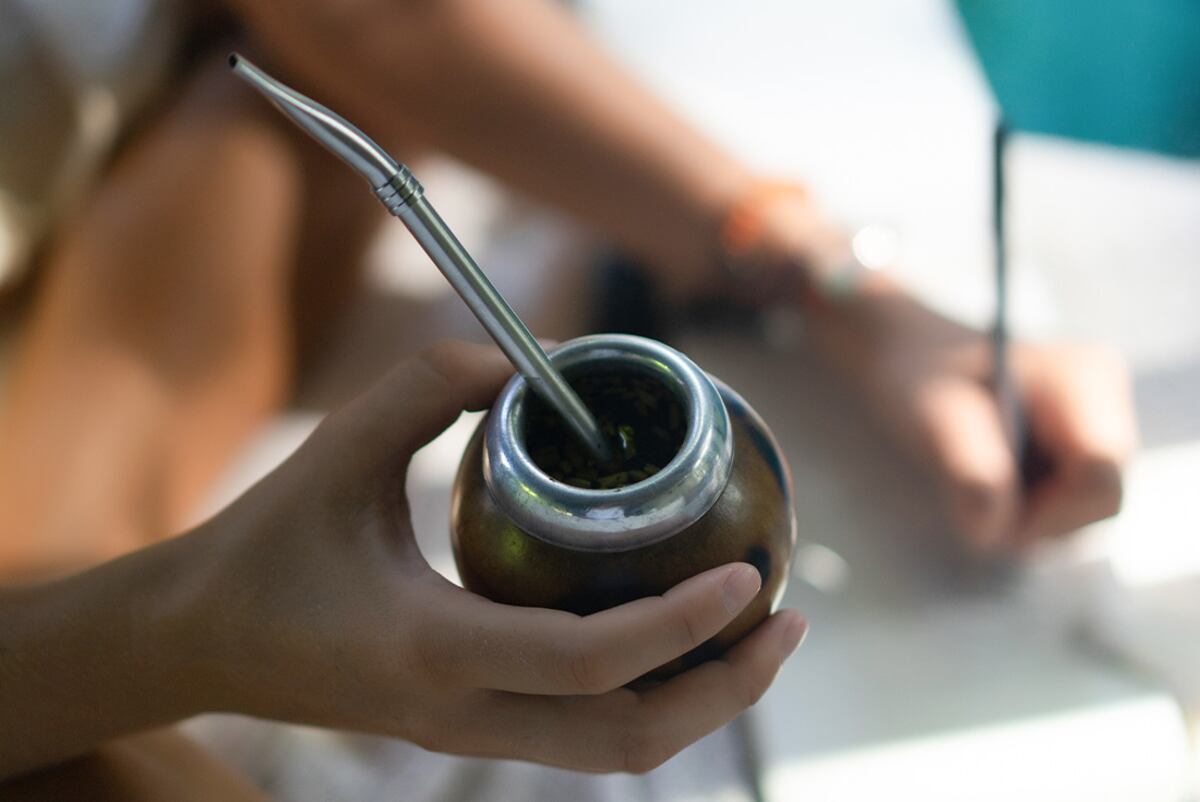 Hervir el agua o calentarla a una temperatura excesiva puede generar lesiones en la mucosa digestiva. Foto: Freepik / Aguas Cordobesas