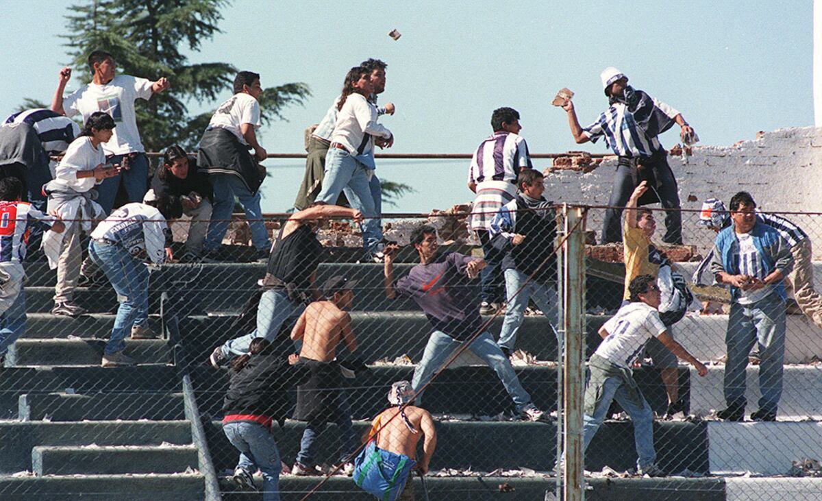Los hinchas de Talleres intentaron llegar a la tribuna de Chacarita para agredir a los visitantes. Como no pudieron, les tiraron piedras (Foto: Archivo / La Voz).