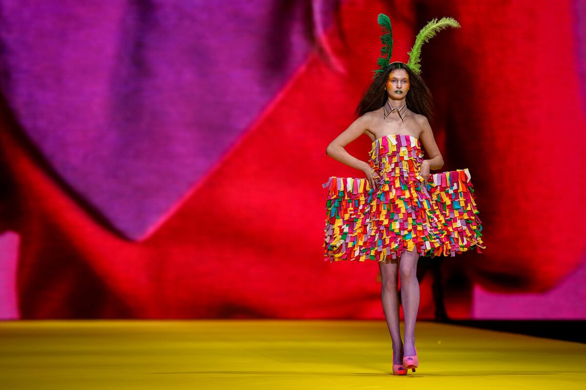 El colorido desfile de Agatha Ruiz de la Prada con prendas desechadas en el desierto de Atacama (AP / Manu Fernandez)
