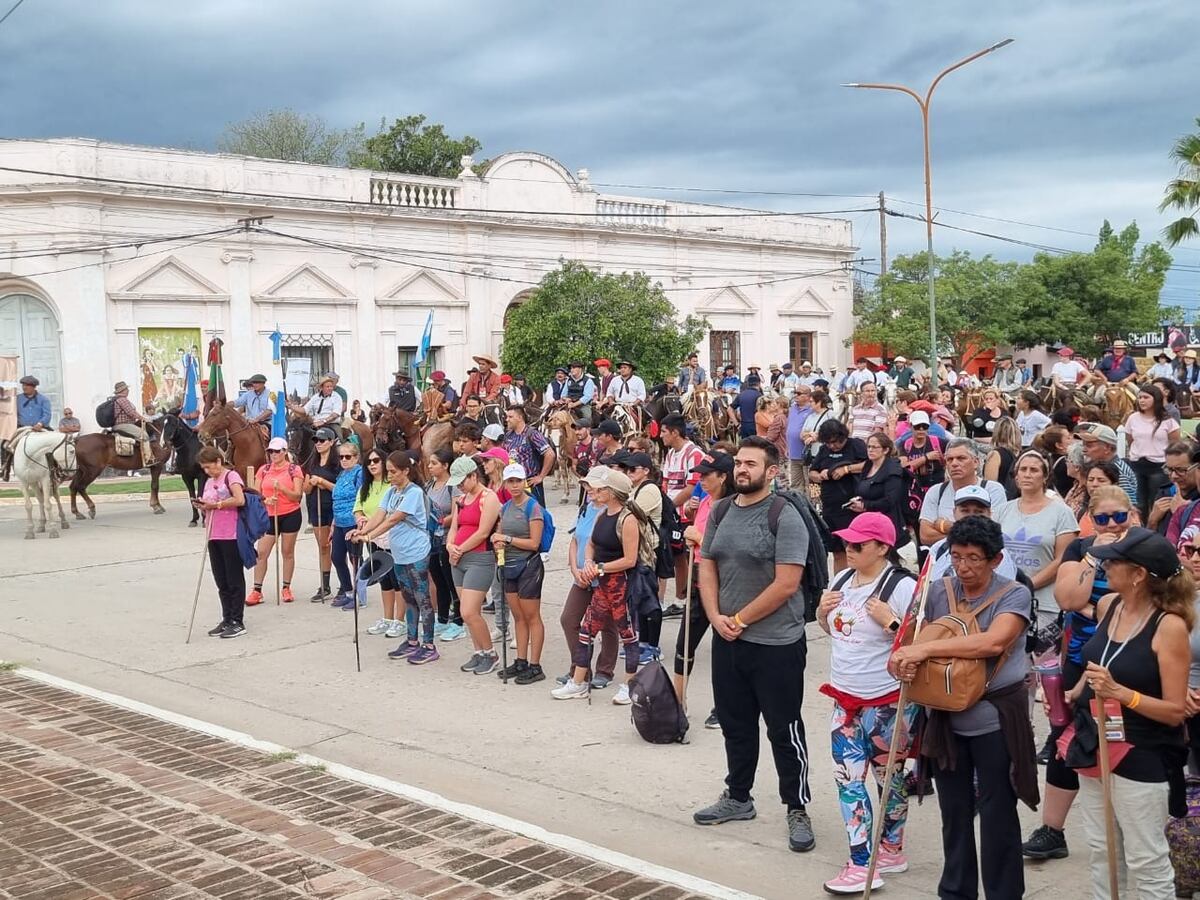 Caminantes en procesión, a Villa Cura Brochero (La Voz)