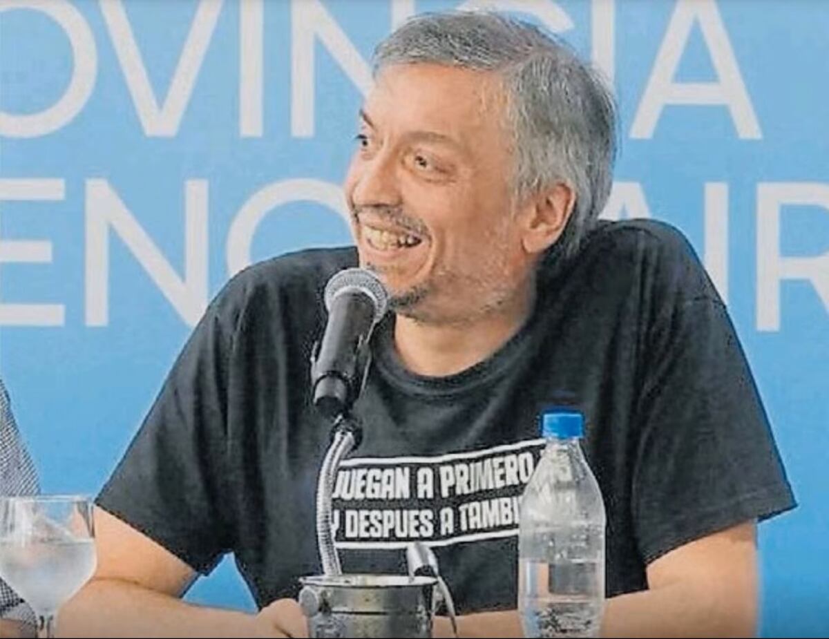 Mensaje. Máximo Kirchner fue ratificado temporalmente hasta marzo próximo como titular del PJ bonaerense. En un acto lució una remera con una mensaje para Kicillof: "Juegan a primero yo y después a también yo".
