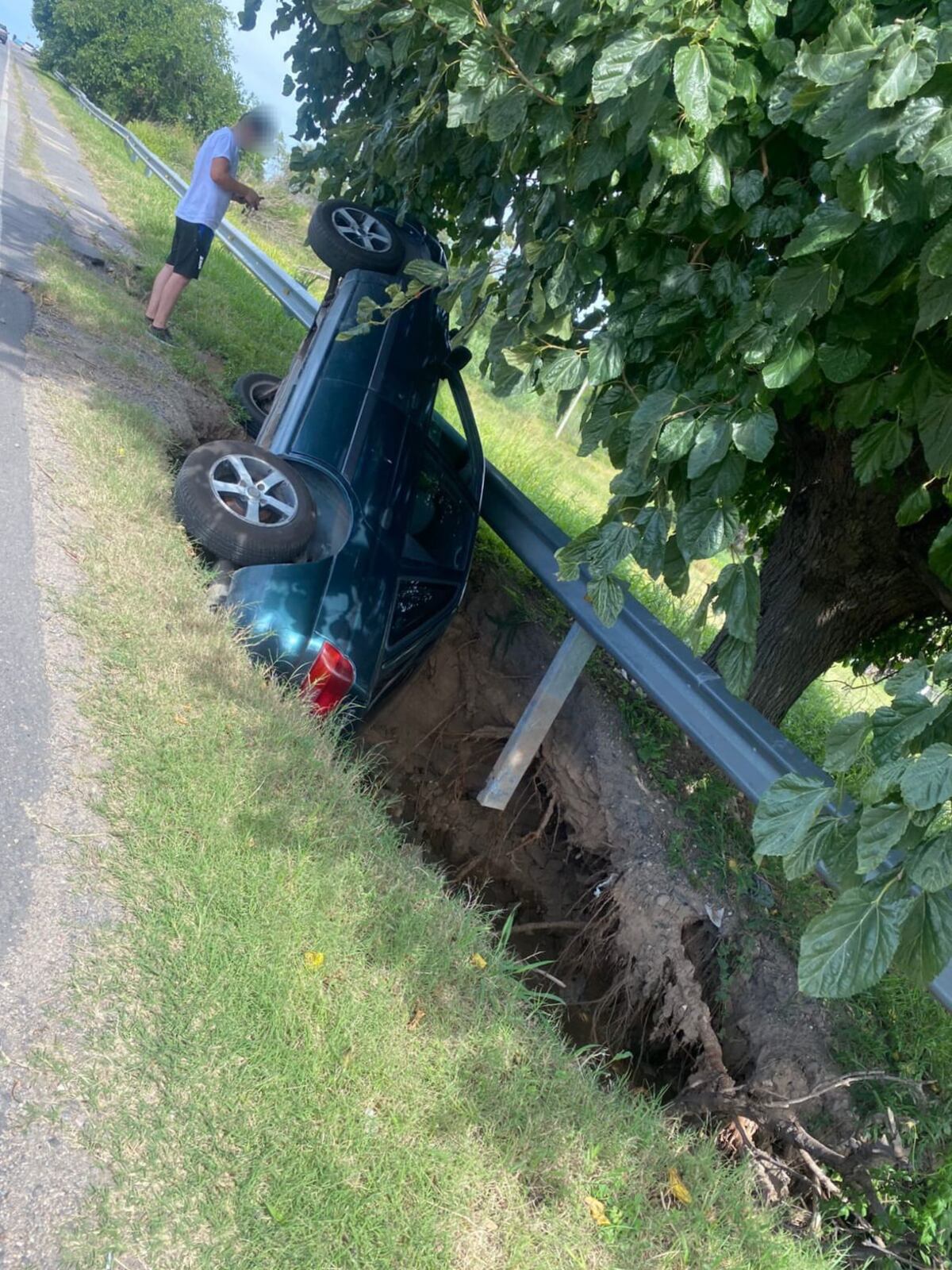 Otro socavón en Córdoba. Un auto quedó incrustado en barrio Pueyrredón. (Policía)