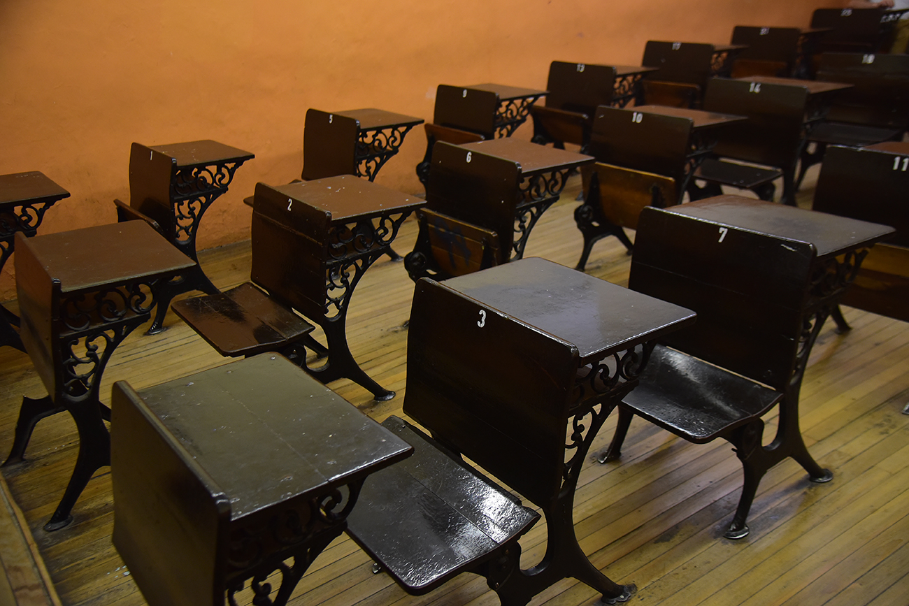 Pupitres de las aulas del Colegio Nacional Monserrat (Pedro Castillo / La Voz)