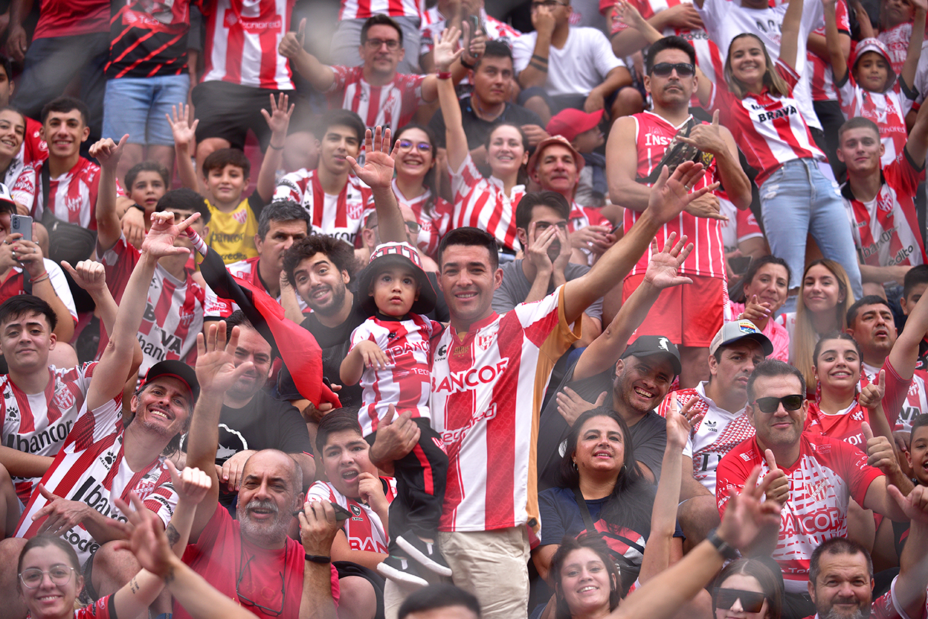 Fotos de hinchas de Instituto en el estadio Monumental en el partido ante Sarmiento de Junín para la Liga Profesional. (Ramiro Pereyra)