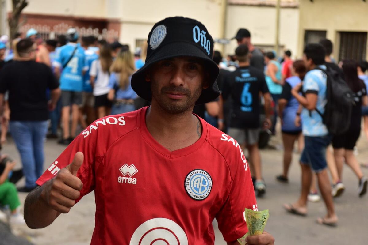 Hinchas de Belgrano en la clásica sección del Cara 'e Cancha en Alberdi. (La Voz)