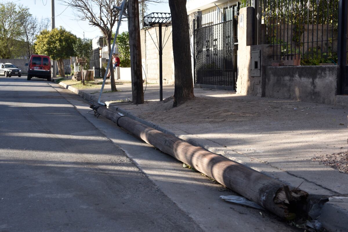 Se cayó un poste y golpeó a una motociclista. Calle Thomson al 5300 B° Ituzaingó. (Ramiro Pereyra/ La Voz)