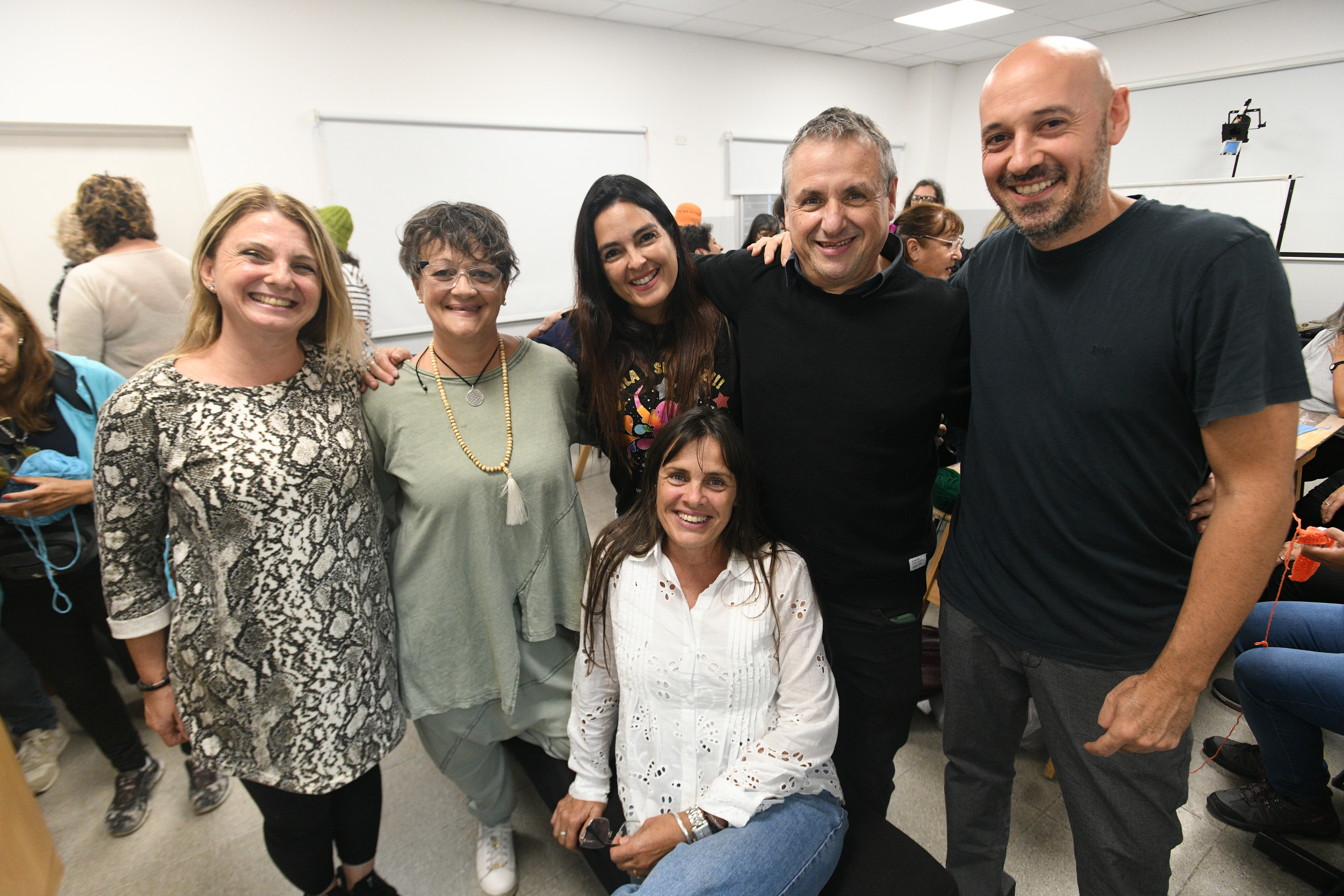 Equipo del "Espacio de Bien-estar" y "La fábrica de historias". De izq a der: Milena Vigil, Paola Pizzicara, Andrea Altamirano, Carlos Szulkin y Diego Acosta; abajo: Ariela Rodrigo. (Javier Ferreyra/La Voz)