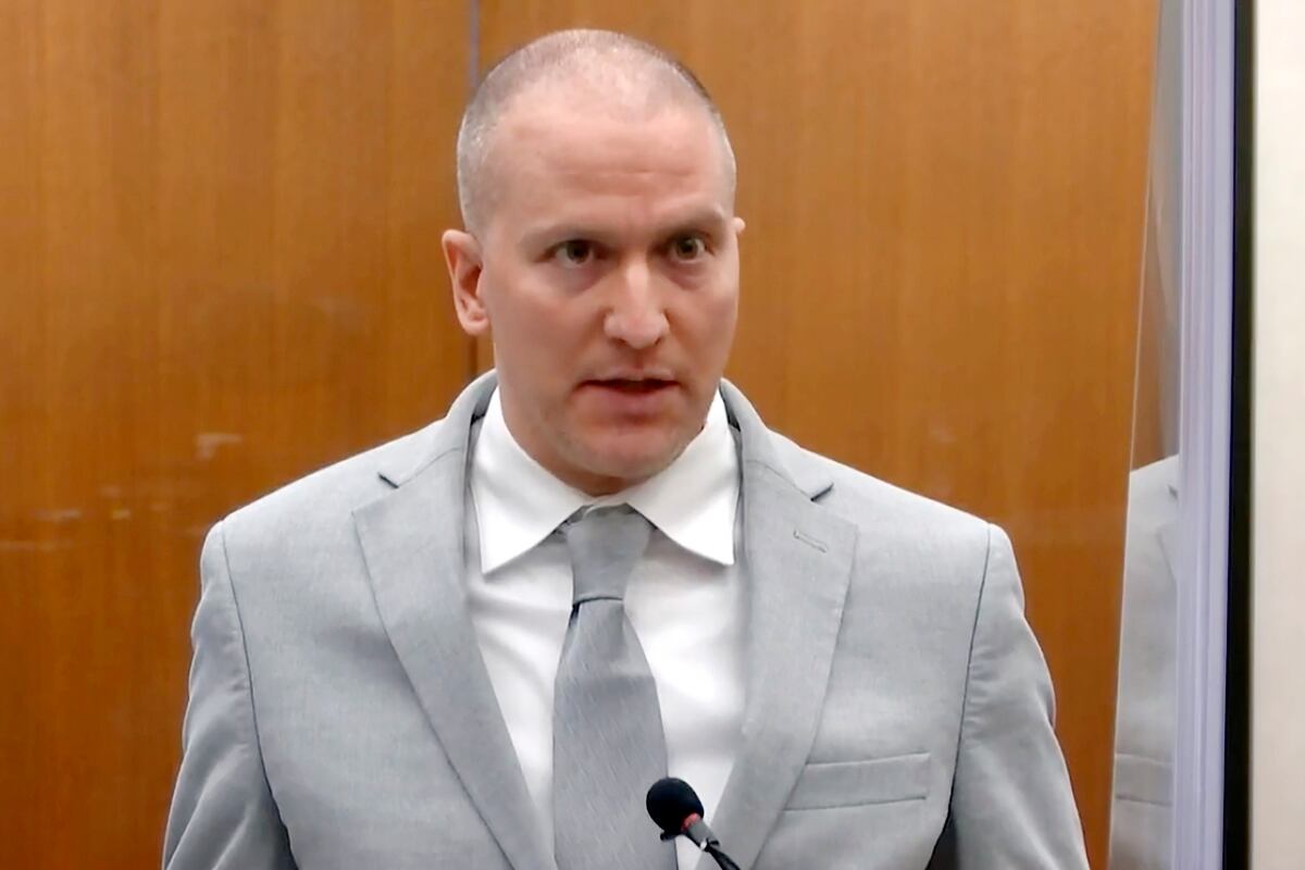 ARCHIVO - En esta imagen tomada de un video, el expolicía de Minneapolis Derek Chauvin se dirige a la corte en el tribunal del condado Hennepin, el 25 de junio de 2021, en Minneapolis, Minnesota. (Court TV vía AP, Pool, archivo)