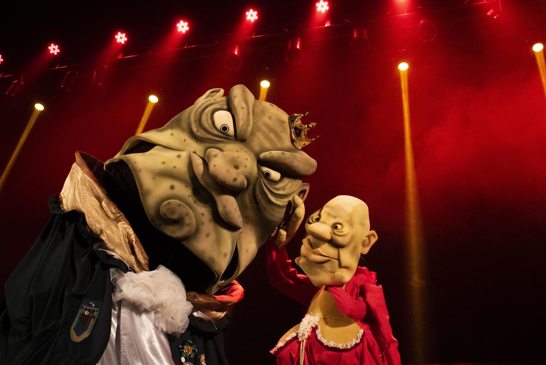 Ubú y madre, personajes de la obra "¿Qué hacemos con Ubú?" (Prensa)