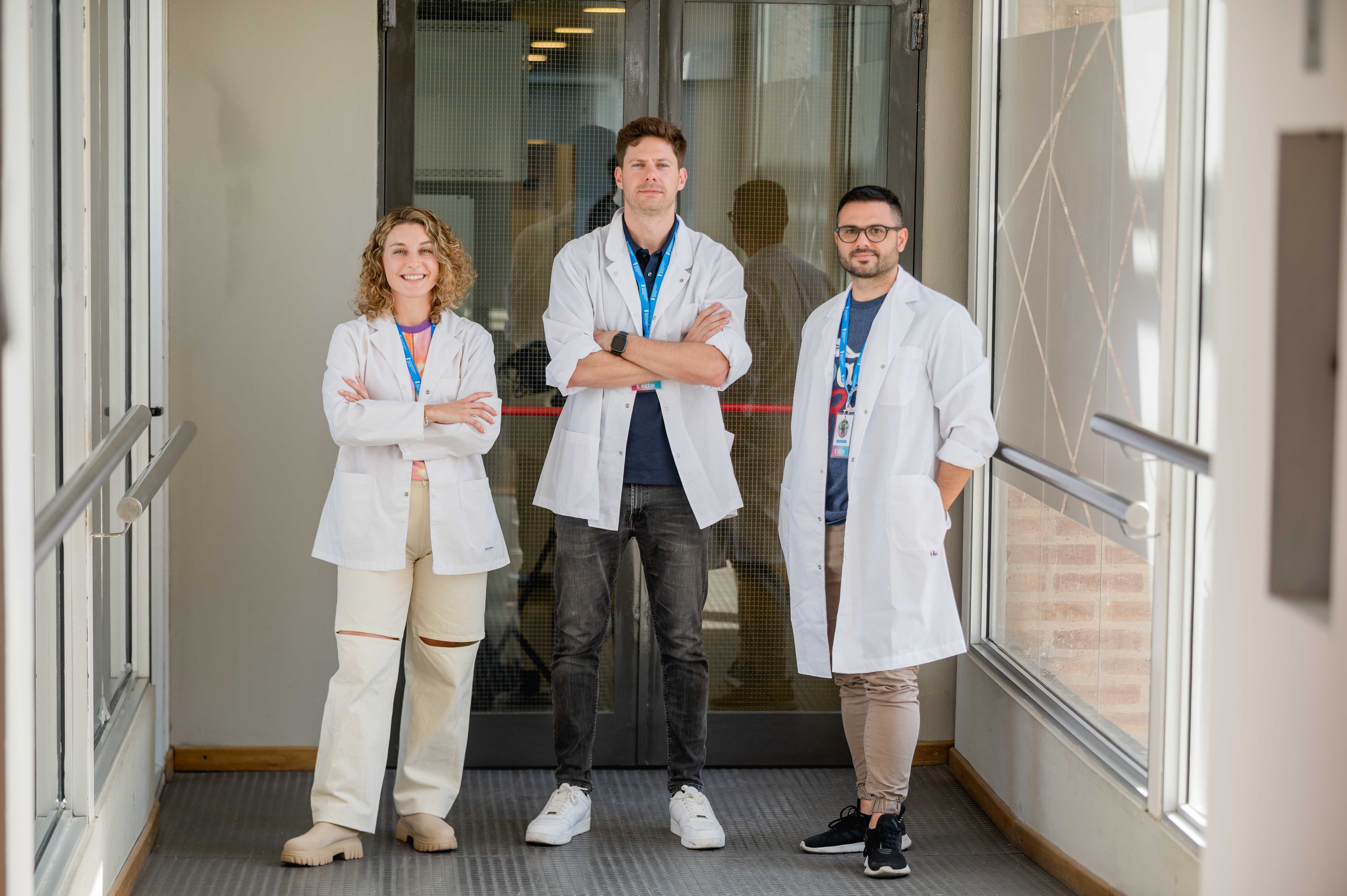 Magalí Mendez, Gustavo Freytes y Rodrigo Asili, fundadores y socios de Tintte, en las oficinas de la Fundación para el Progreso de la Medicina. (Gentileza Tintte)