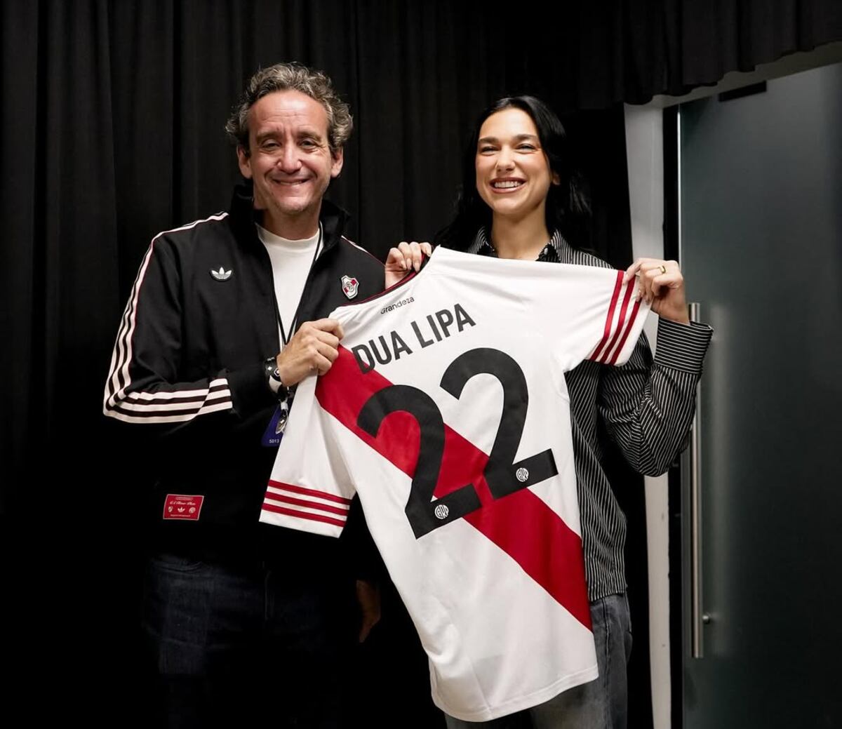 Dua Lipa junto al vicepresidente Ignacio Villarroel (Instagram)