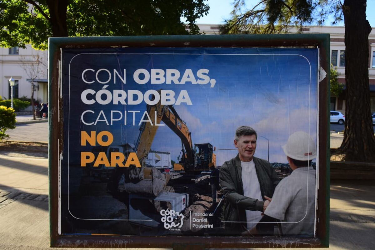 Afiches publicitarios de Passerini en la vía pública de Córdoba. (José Gabriel Hernández / La Voz)