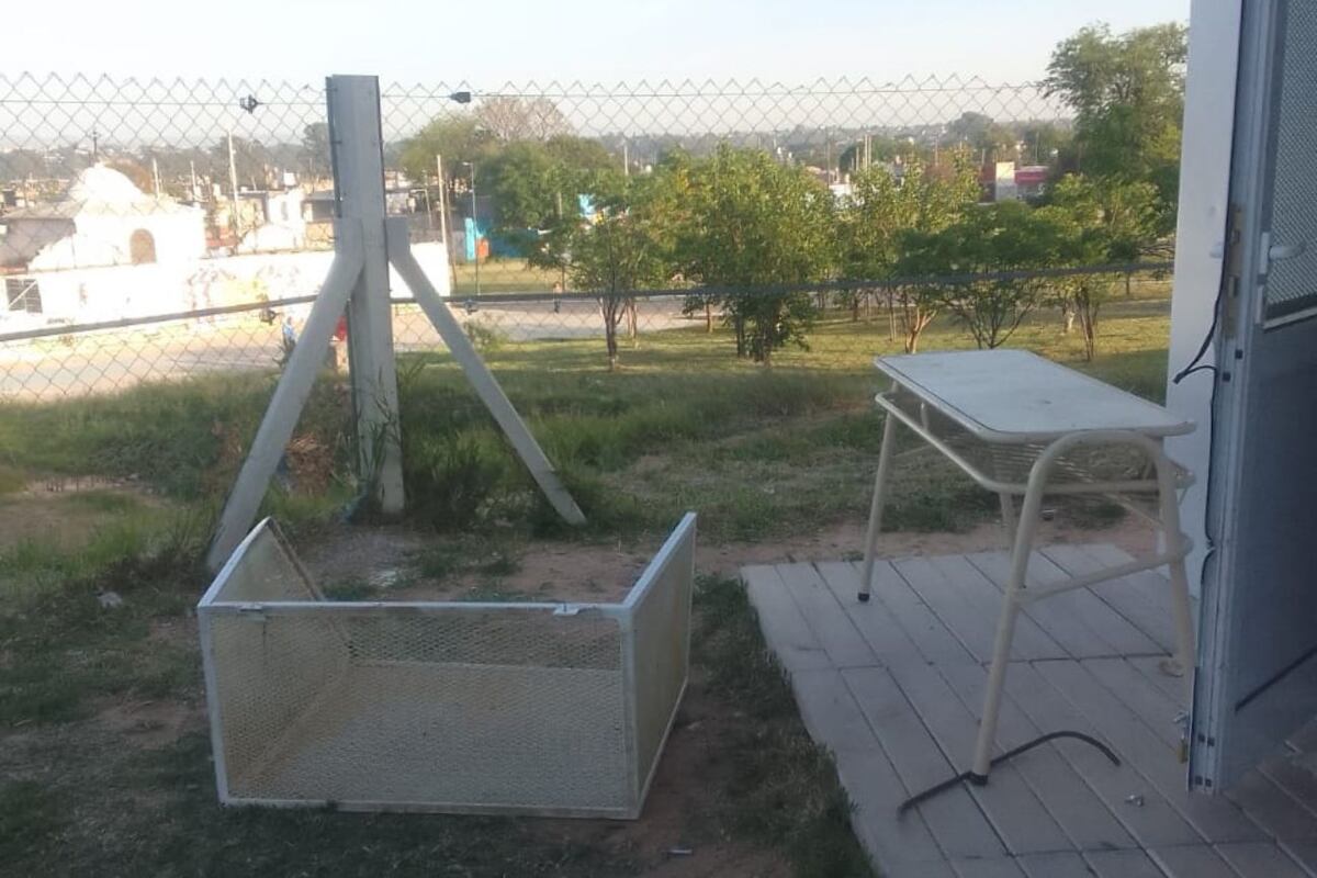 Los ladrones utilizaron una mesa de la escuela para romper la protección del motor del aire. (La Voz).