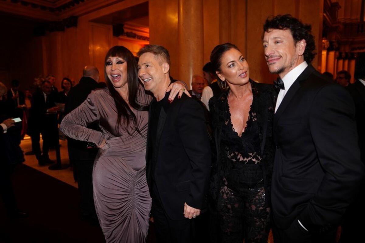 Clarín celebra sus 80 años: los invitados en el cóctel de la gala del Teatro Colón. Moria Casan, Adrián Suar, Karina Mazzocco y Nicolas Vázquez. (Clarín)