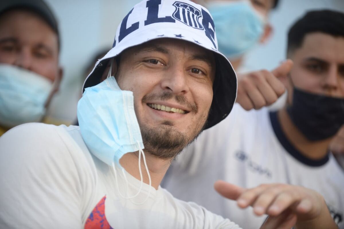 Miles de hinchas acompañaron a la “T” a Santiago del Estero. José Hernández, uno de nuestros fotógrafos presentes en el estadio, capturó sus rostros.
