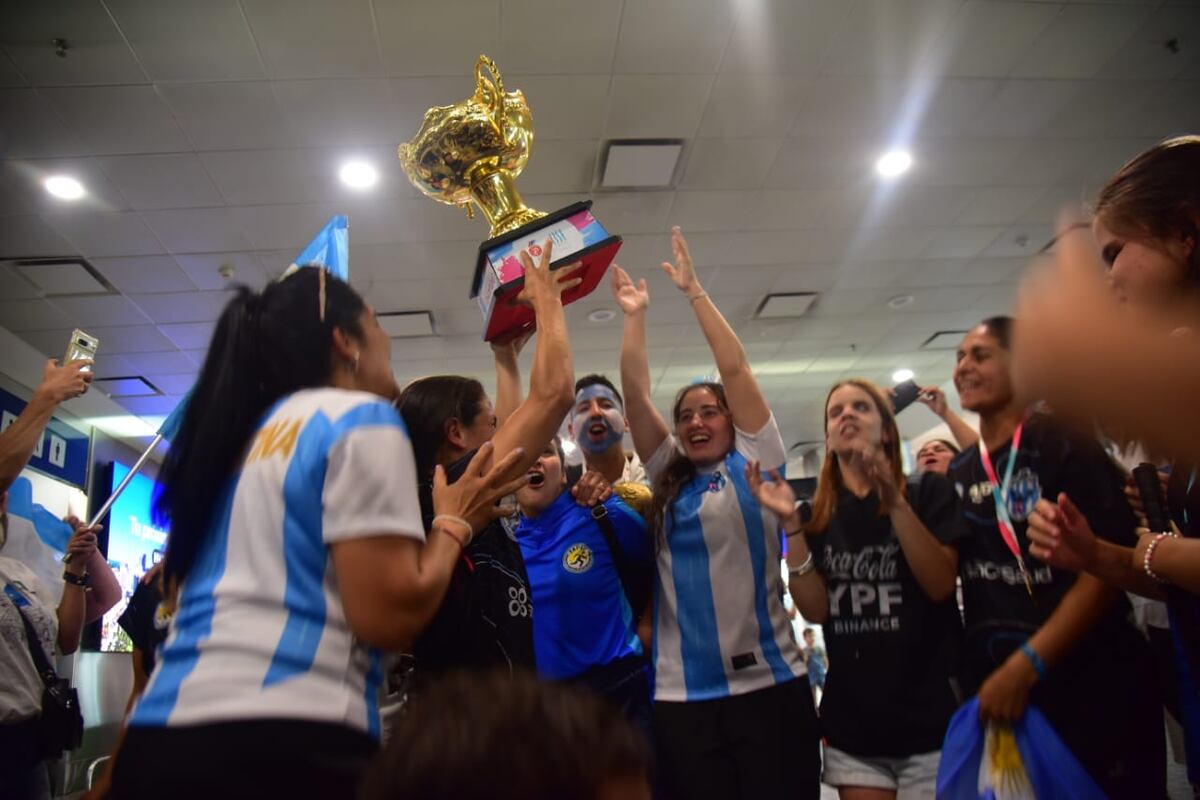 Las Murciélagas llegaron a Córdoba tras conquistar su segunda Copa del Mundo. (Javier Ferreyra / La Voz)
