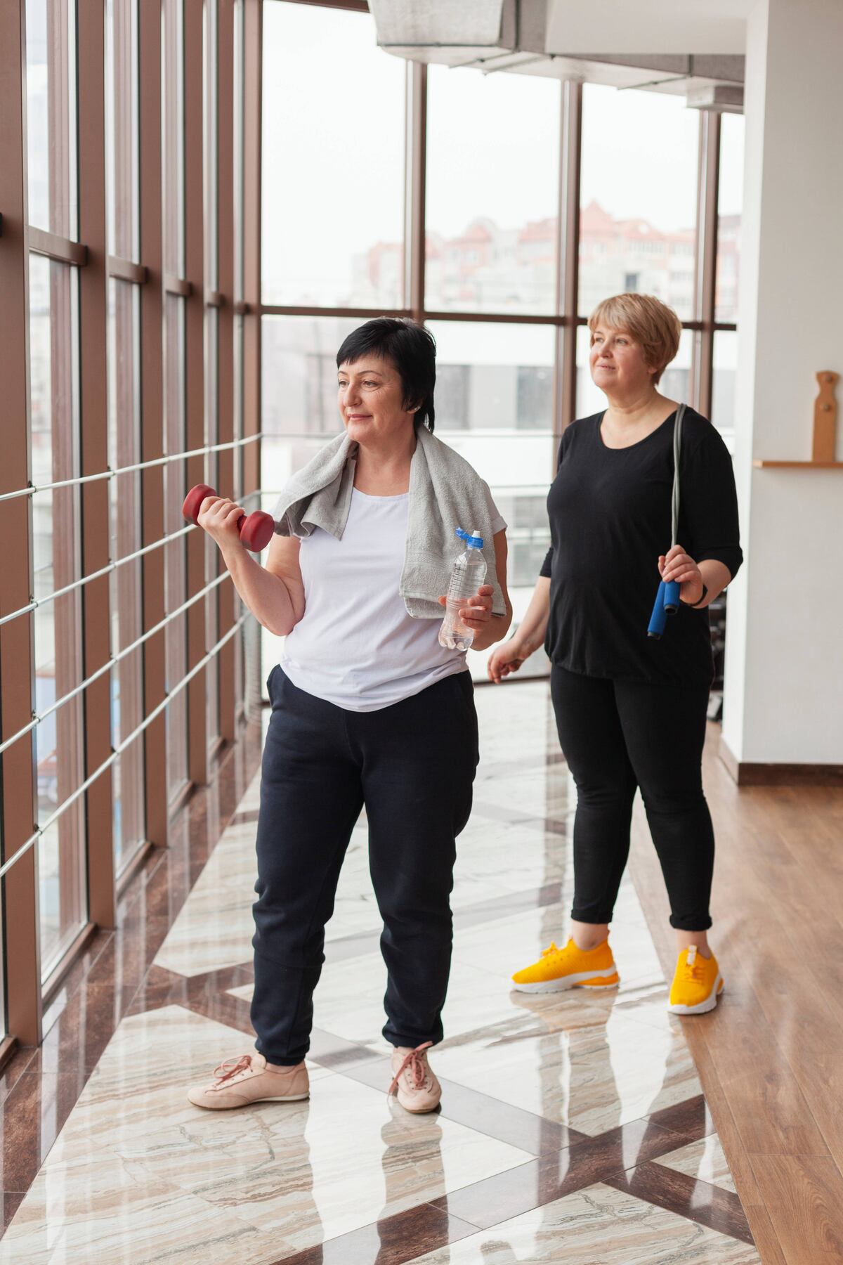 Caminar aporta salud cardiovascular, movilidad y bienestar emocional. Pero para envejecer de forma activa y prevenir la fragilidad muscular, el entrenamiento de fuerza se vuelve indispensable. (Freepik)