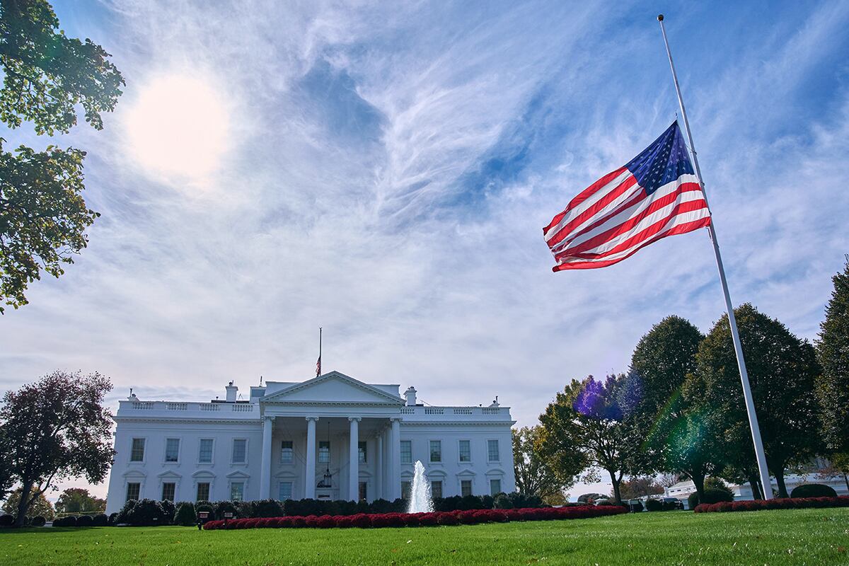 Bandera de Estados Unidos a media asta por la muerte del exvicepresidente Dick Cheney.