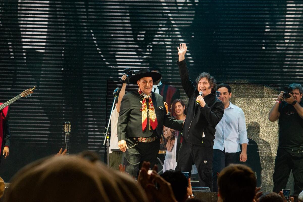 Movida. El presidente Javier Milei arriesgó al exponerse en el festival de Jesús María. Cantó con el Chaqueño Palavecino y fue ovacionado por una multitud. (Prensa del Festival).